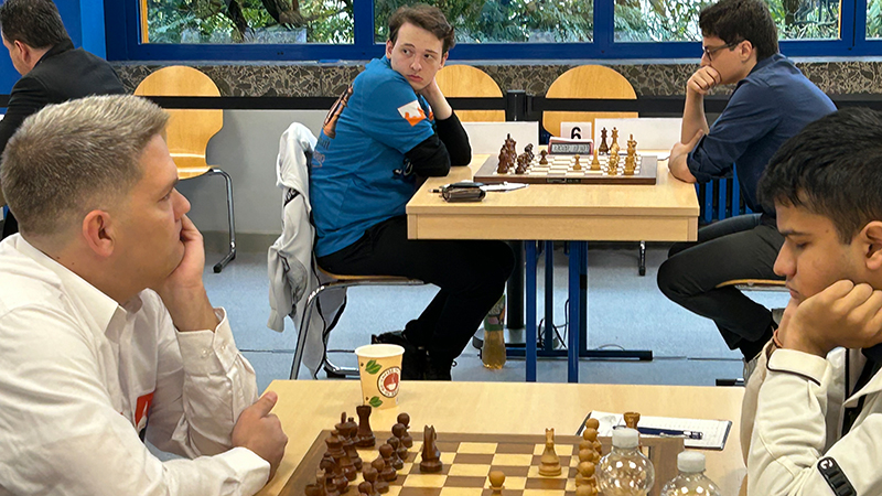 Shreyas Royal (li.) bei seinem ersten Bundesligaspiel gegen Nikola Sedlak