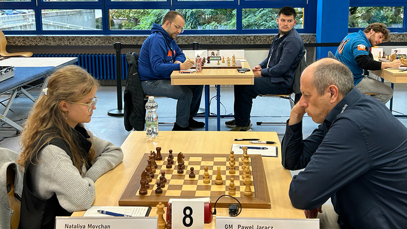 Die 15-jährige Nataliya Movchan hielt lange Zeit gegen GM Pavel Jaracz mit.