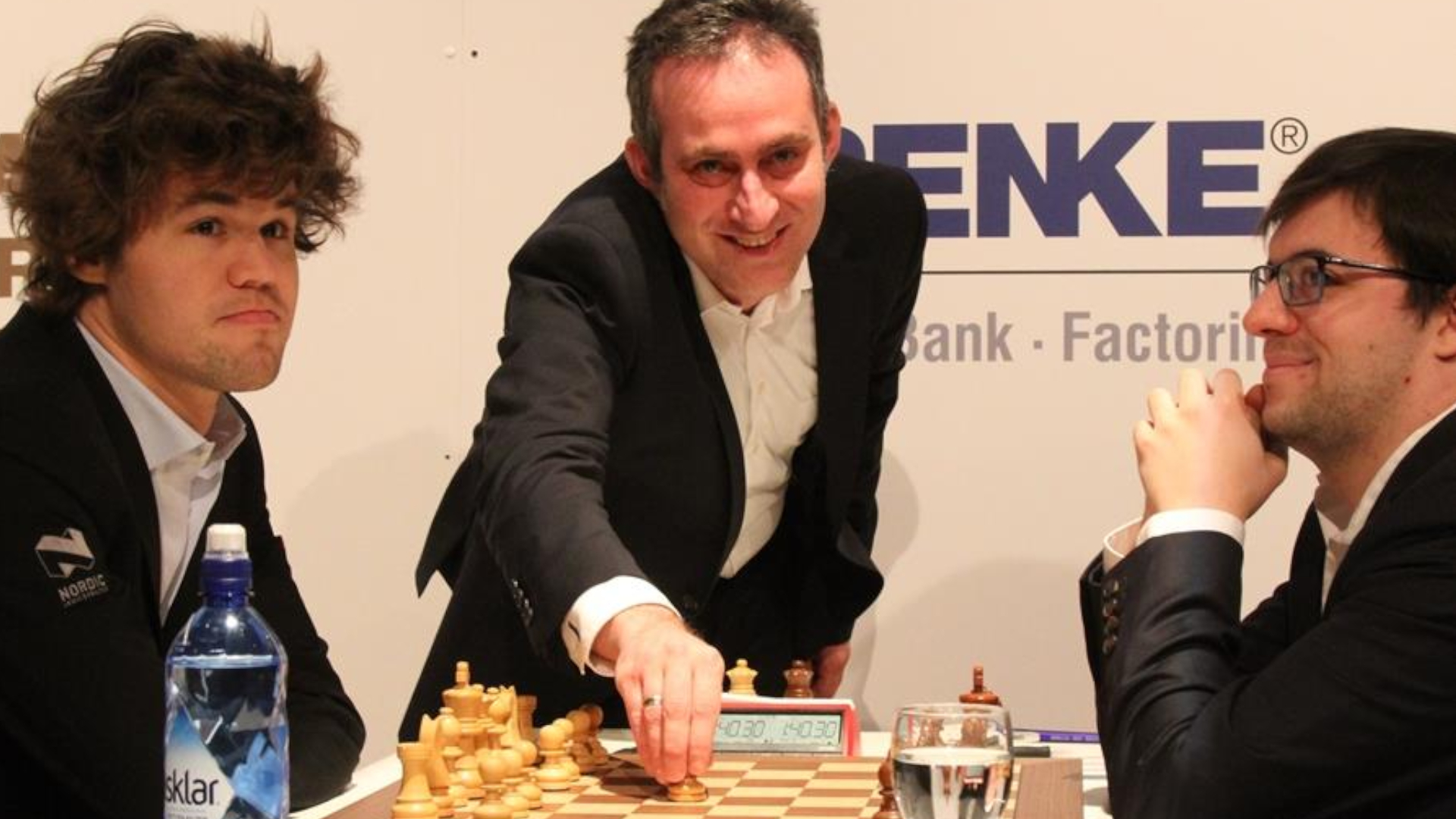 Patrick Bittner (M.) zeigt dem OSG-Mitglied Magnus Carlsen den besten Eröffnungszug. Maxime Vachier-Lagrave freut sich schon auf den Najdorf-Sizilianer, der danach aufs Brett kommen wird. | Foto: Georgios Souleidis/Grenke Chess