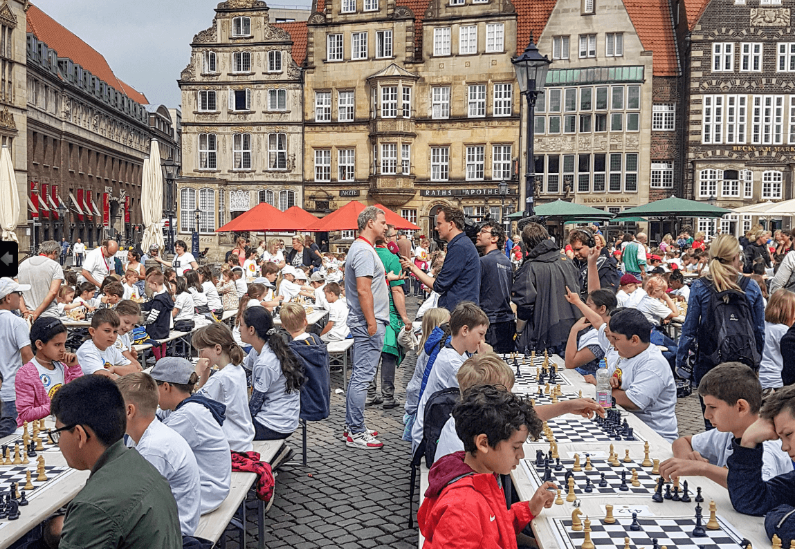 1000 Schachkinder auf dem Markplatz, mittendrin: Marco Bode, früher Fußball-Nationalspieler, jetzt Bremens erster Schachbotschafter. | via schachmachtschlau.de