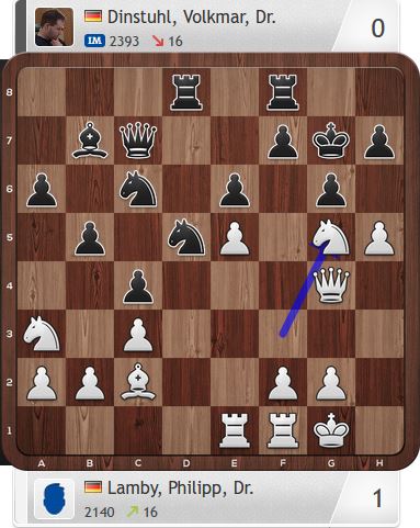 22...De7 war ein Fehler. Nach 23.Sxh7! frisst sich Weiß munter durch und gewinnt das Material mit reichlich Zins zurück, will Schwarz nicht mattgesetzt werden.