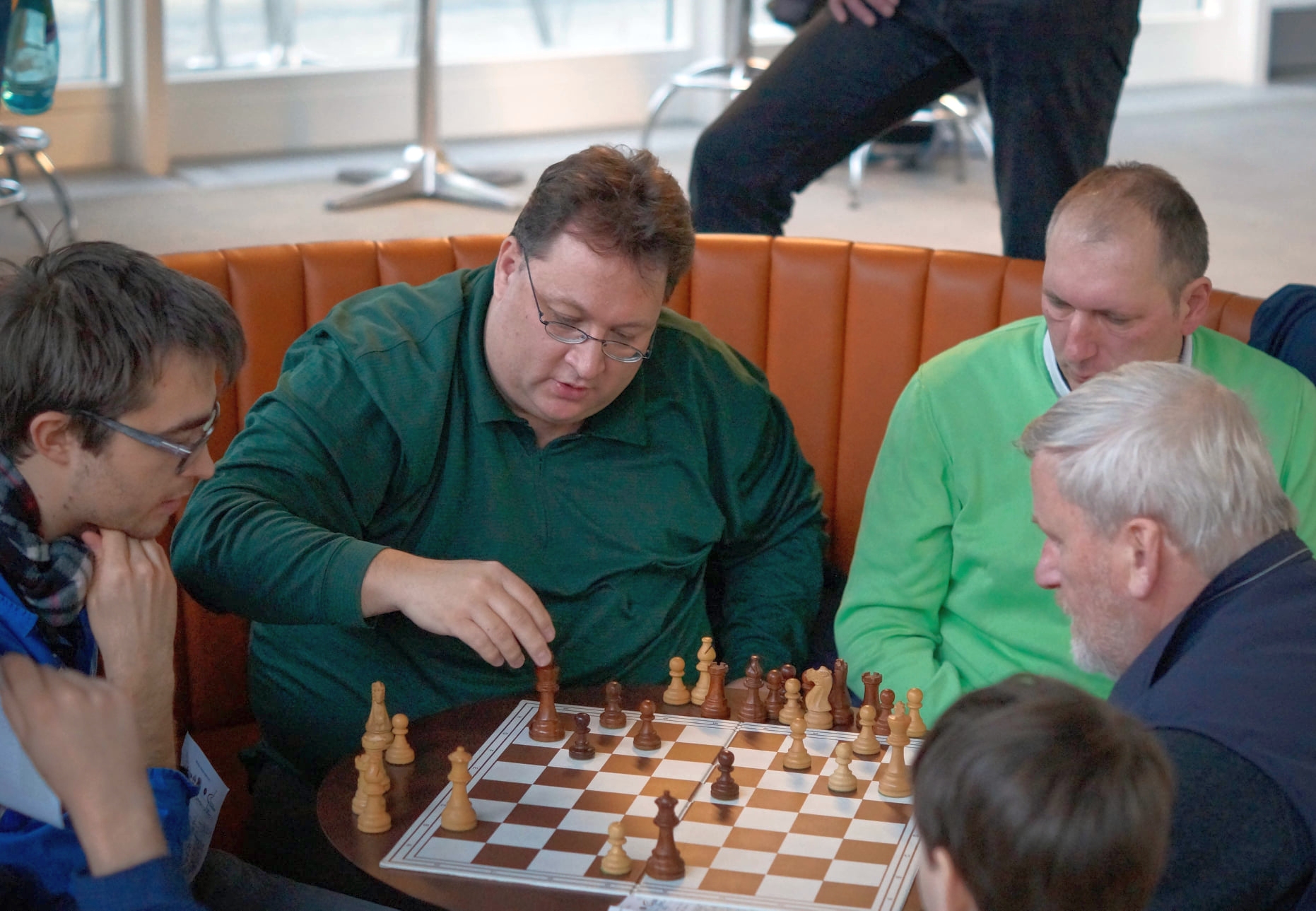 Robert Rabiega gibt bei der Deutschen Amateurmeisterschaft Schach-Nachhilfeunterricht. | Foto: Deutscher Schachbund