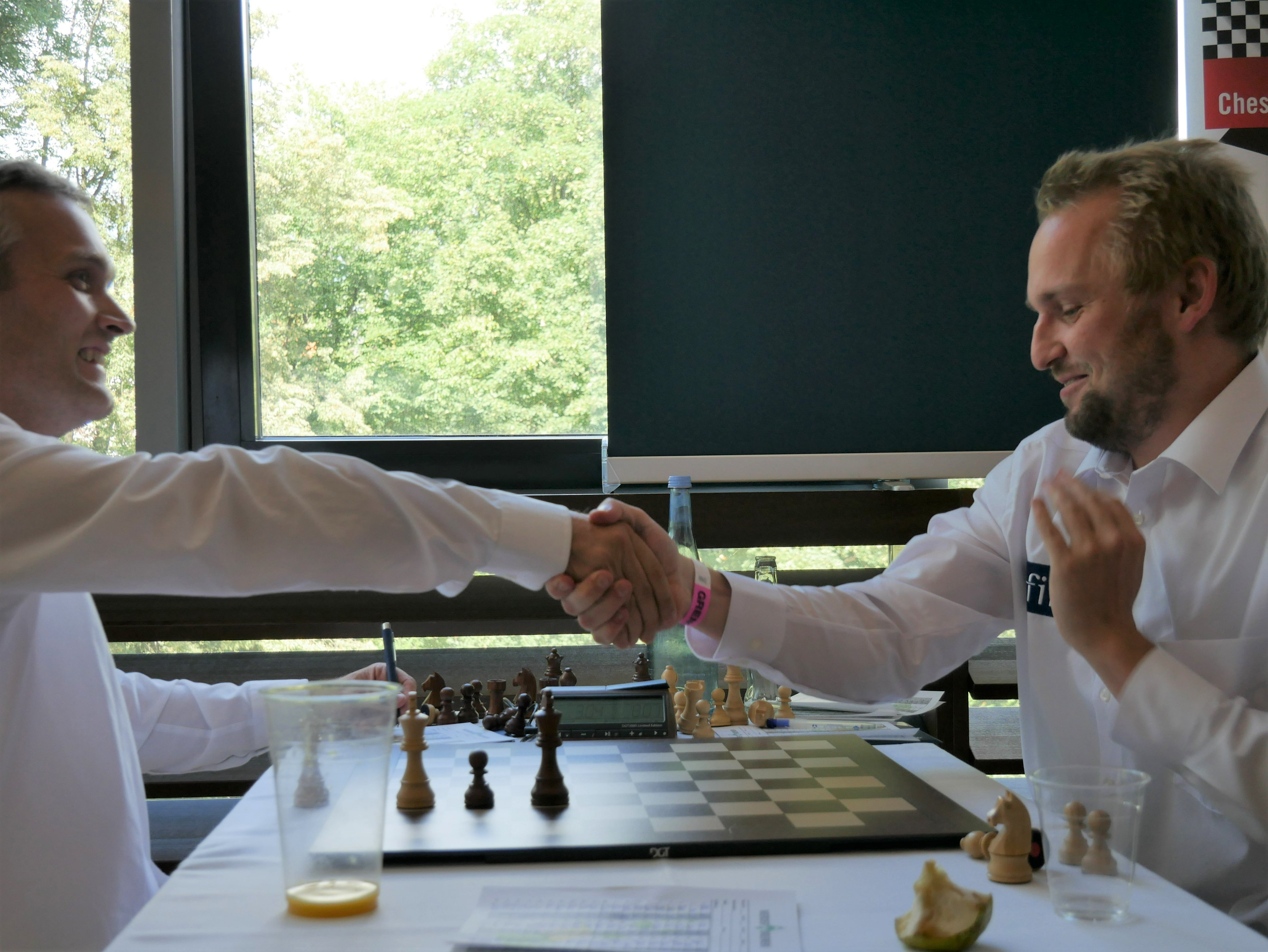 Der letzte Handschlag der Saison 2022: Stepan Zilka (links) und Arik Braun. | Alle Fotos: Paul-Meyer Dunker/Schachbund
